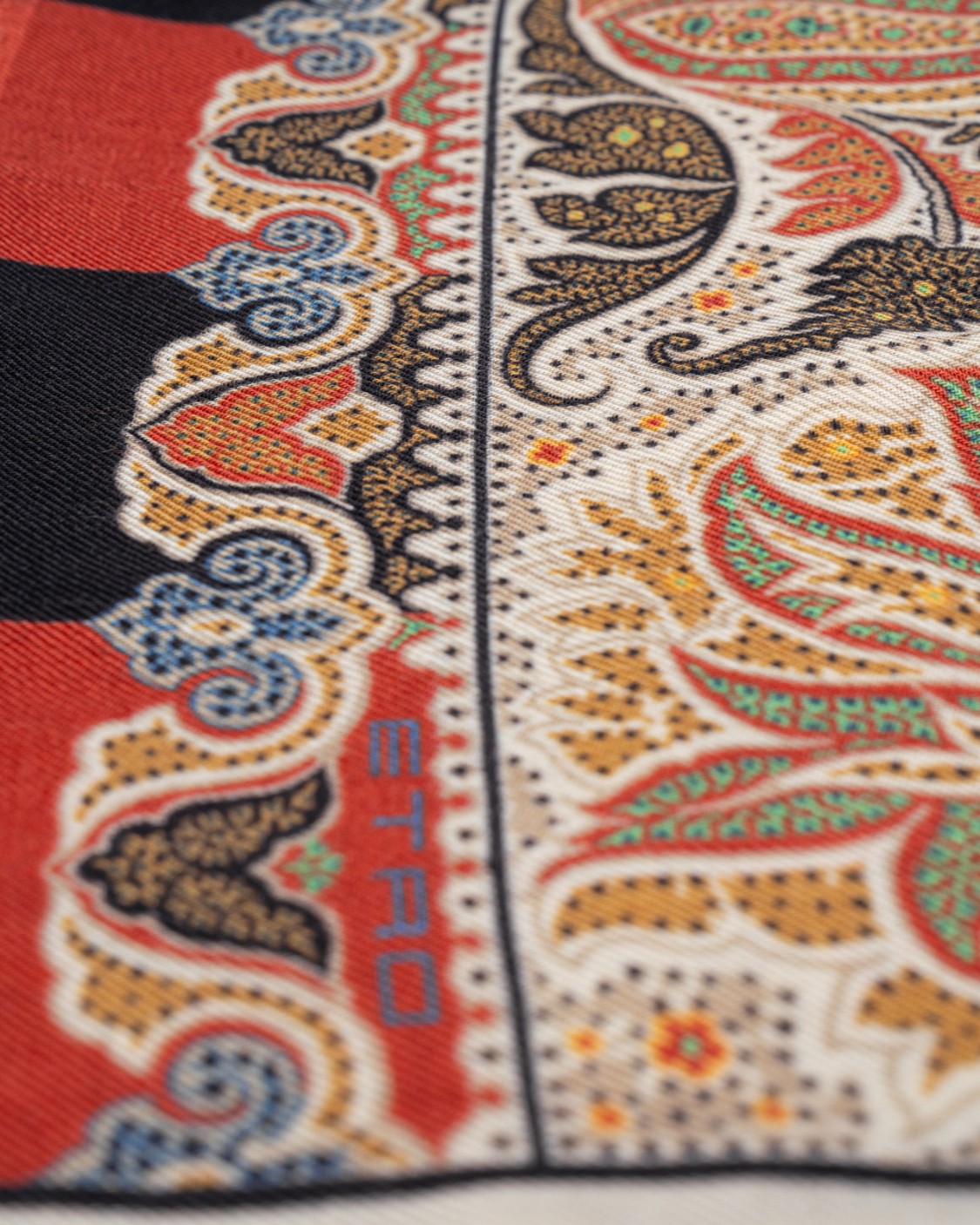 shop ETRO  Sciarpa: Etro sciarpa in lana e seta, decorata con motivi Paisley ornamentali e cornice a contrasto con bordi sfrangiati.
Dimensioni: 65 x 168 cm.
Composizione: 70% lana, 30% seta.
Fabbricato in Italia.. 10007 9383-0800 number 5738899